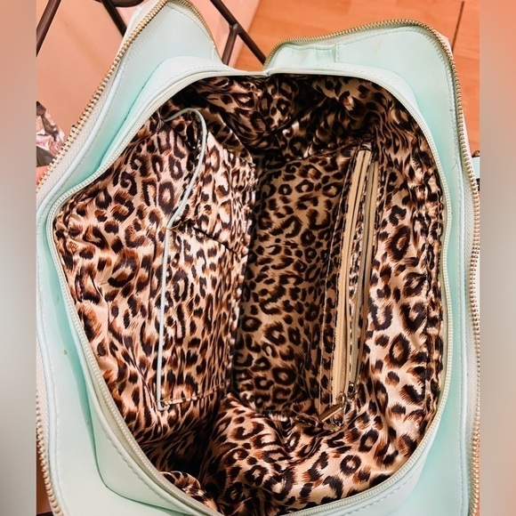 ⚫️ BOGO Carlo G woman’s purse beautiful seafoam green colour - Picture 4 of 5